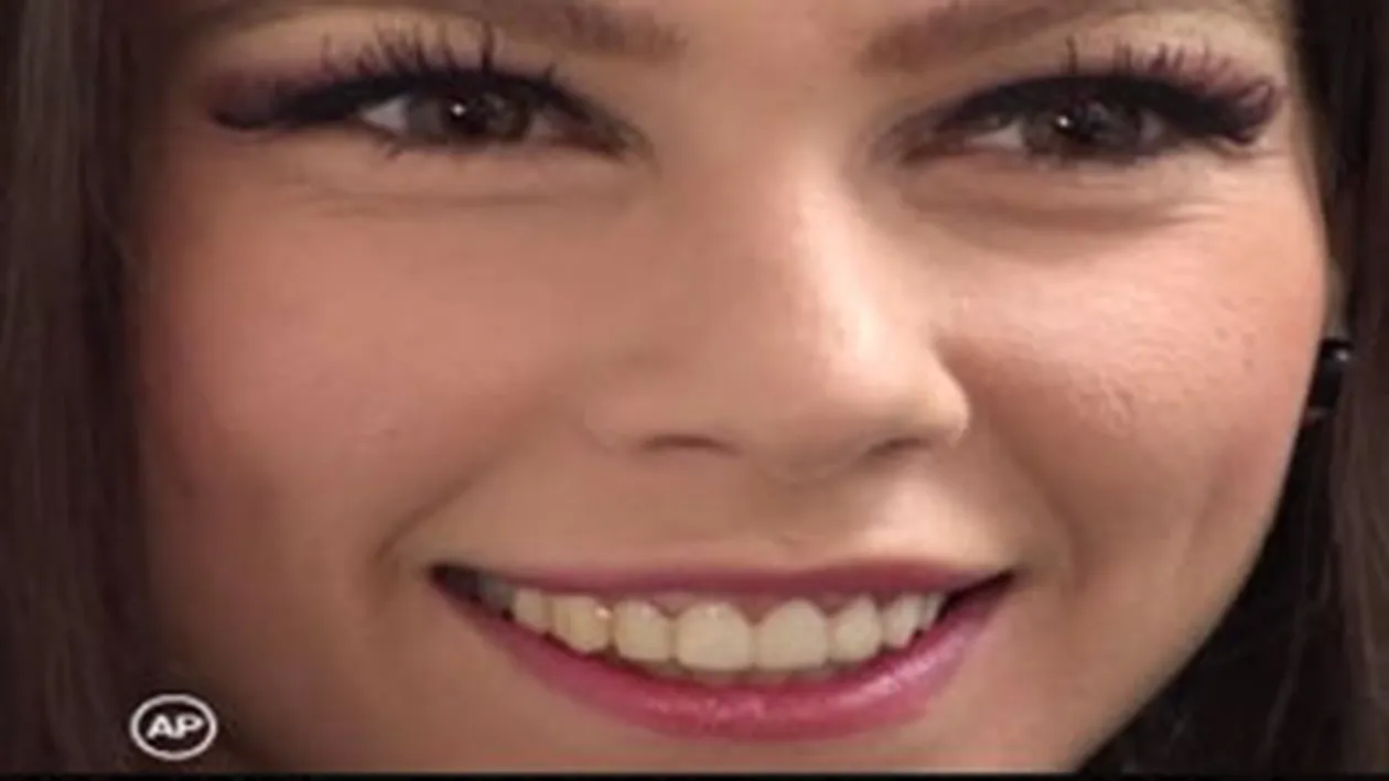 Sora Nicoletei Luciu, in rol de tocilara sexy! I se potriveste ipostaza?