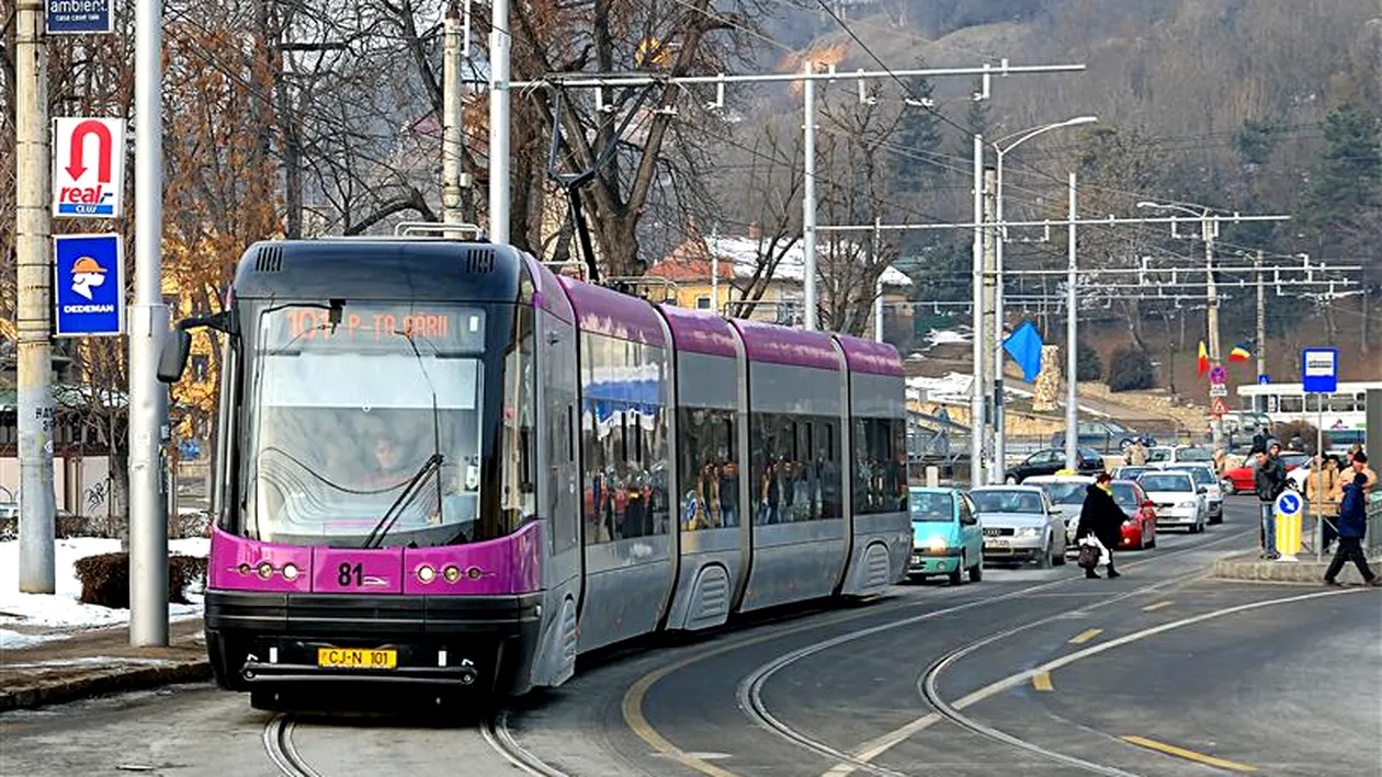 Două persoane din Cluj care așteptau tramvaiul în stație, lovite de o mașină condusă de un începător