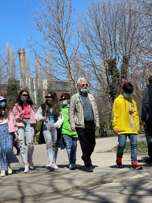 Silviu Prigoană, alături de copii, în Grădina Botanică
