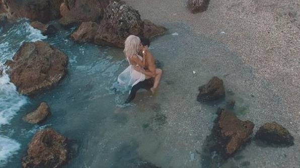 O blondă celebră de la noi a fost filmată cu drona la nudişti! Ipostaze ”fierbinţi” de pe plajă
