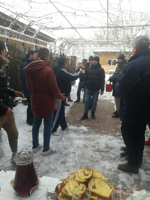 Fotbaliștii sunt întâmpinați cu bunătăți, dar și cu bani