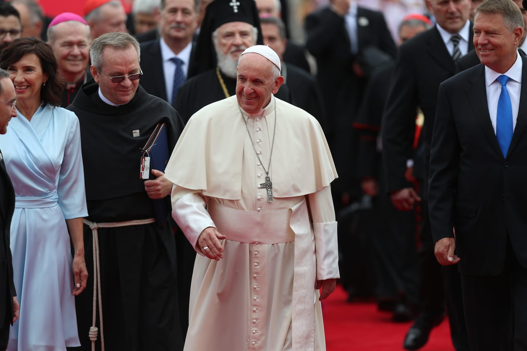 Papa Francisc a ajuns în România. Ce ținută a purtat Carmen Iohannis la aerportul Otopeni