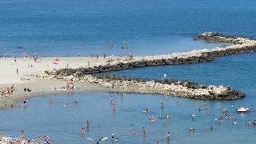 Turiştii folosesc Marea Neagră pe post de WC public. Vezi care plajă a înregistrat cele mai multe bacterii
