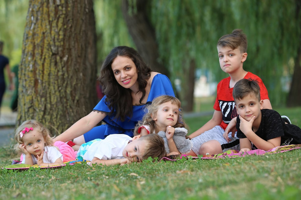 Raluca Blejuşcă, ex-Angels, apariție surprinzătoare la TV! Și-a adus cei 5 copii într-un platou de televiziune