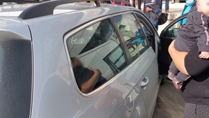Panică pentru doi părinți. Au uitat cheile și copilul în mașină. Autoturismul s-a blocat