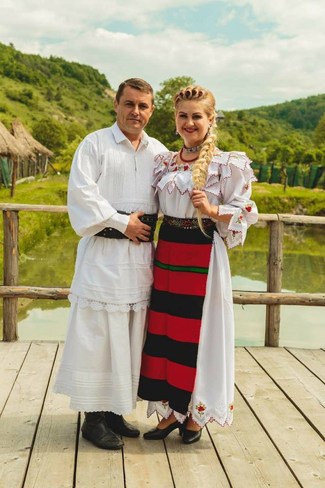 Primarul Lucian Morar şi cântăreaţa de muzică populară Ioana Pricop fac nuntă cu 7.000 de invitaţi