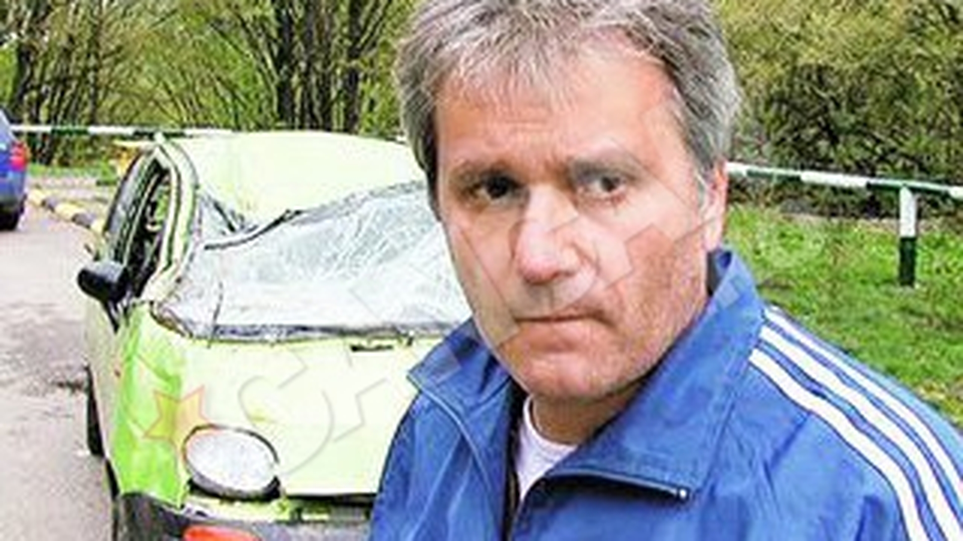 Un conducator auto care a cazut intr-o prapastie avertizeaza: "Soferi! Feriti-va de parapetii ruginiti de la Posada!"