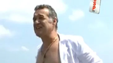 VIDEO Gigi Becali, one man show! S-a plimbat cu skijet-ul, a facut poze cu fanii si l-a luat la misto pe Lutu!