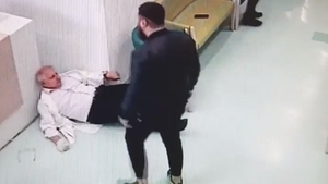 De ce nu a sărit nimeni în apărarea medicului ginecolog rupt cu bătaia într-un spital din Galați
