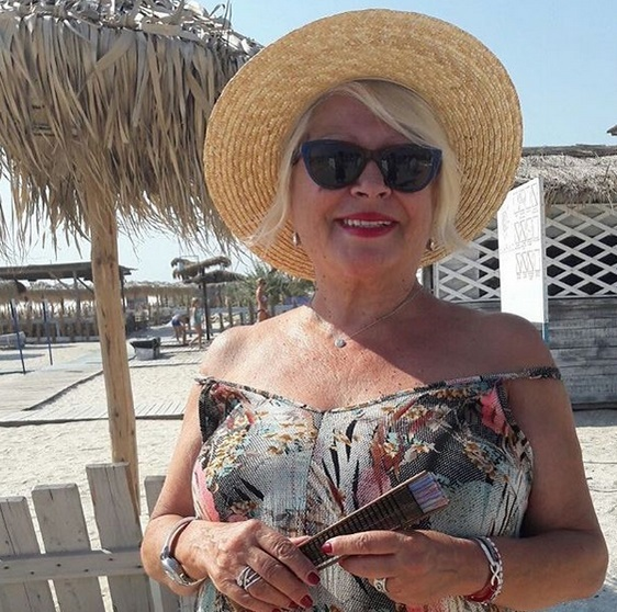 Mirabela Dauer, apariţie de senzaţie pe plajă! Artista a atras toate privirile când şi-a făcut apariţia aşa la 70 de ani