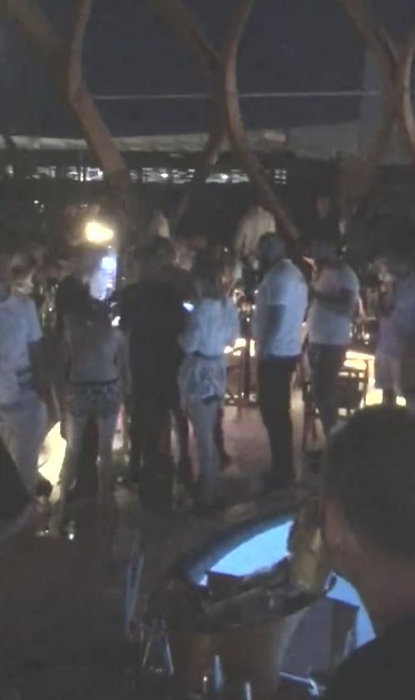 Ioana Boureanu îi dă ajutorul unui amic, pregătit să intre în apă