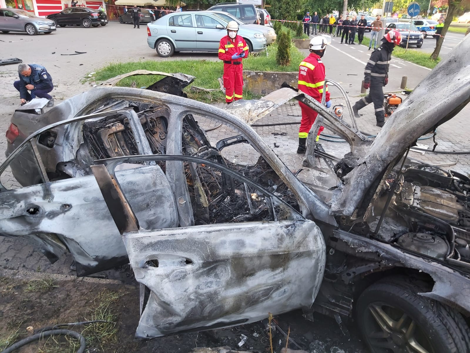 Incendiu în Arad. Un bărbat a fost găsit mort în flăcări, într-o mașină care a ars