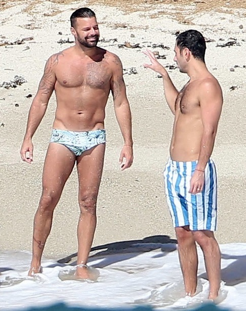 După ce au anunţat că s-au logodit, RICKY MARTIN şi iubitul său au mers pe litoral! Cum au apărut pe plajă
