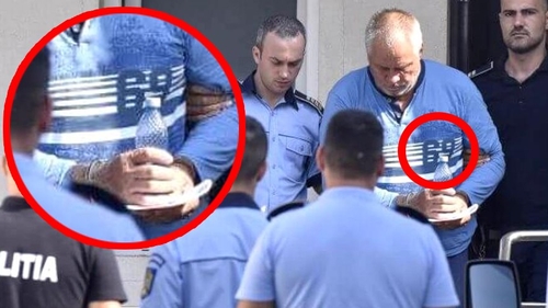 Detaliu sfidător și vulgar! Ce scrie pe bluza purtată de criminalul din Caracal astăzi, la ieșirea din arestul Poliției