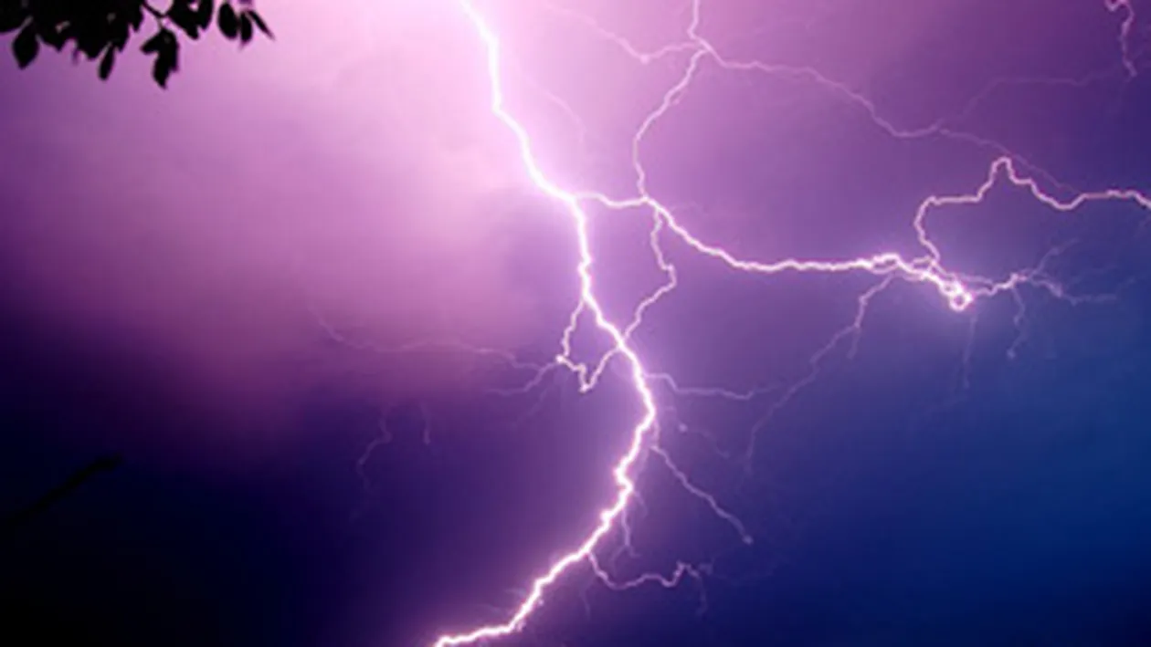 Un barbat a murit, altul a ajuns la spital cu arsuri, fiind loviti de fulger pe un camp din Ialomita