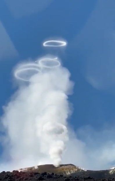 Cercuri de fum ies din Vulcanul Etna, din Italia / Foto: Captură Video