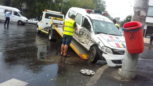 Trei polițiști răniți, după ce mașina în care se aflau a fost lovită de alt vehicul, în Capitală