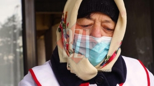Comercianții sunt disperați după ce piețele s-au închis. Tanti Maria, în vârstă de 73 de ani, își vinde brânza pe marginea drumului