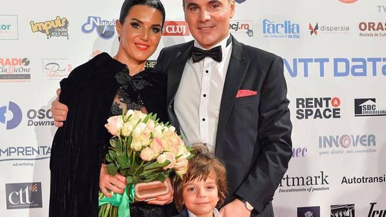 Soţia lui Rareş Bogdan şi-a prezentat la Balul Operei rochia din flori unicat absolut! Creaţia a atras toate privirile