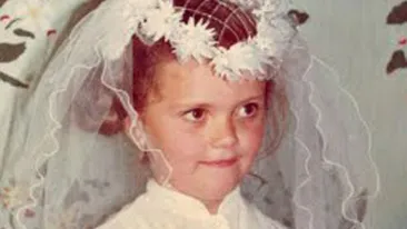 Cine e domnisoara rosie in obraji si cu voal? Acum e sotie de realizator TV celebru!