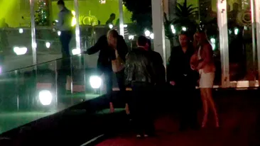 Femeile au rupt norma de Ziua Barbatului! Incinse de barbati goi si pahare cu alcool, “divele” au calcat stramb in fata unui club