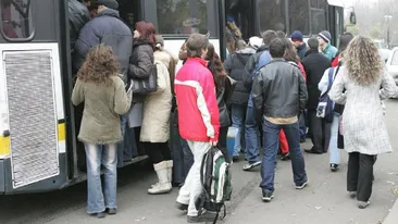 Bancul zilei | O tipă în fustă strâmtă și scurtă vrea să urce în autobuz