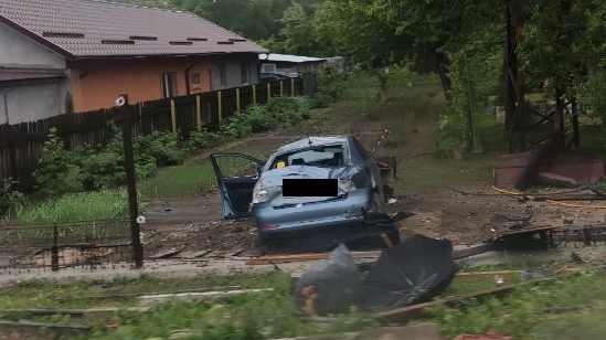 Beat criță la volan, un șofer a lovit două mașină, a rupt un stâlp și a aterizat într-o curte