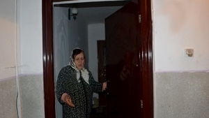 O poveste de dragoste ca-n filmele de comedie! Doi pensionari au fugit de-acasa si s-au casatorit in secret, in capoate!