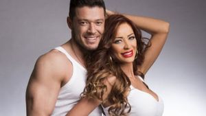 BIANCA DRĂGUŞANU îl face gelos pe VICTOR SLAV! Vedeta a fost surprinsă în timp ce îl pupa cu foc pe un prezentator de televiziune