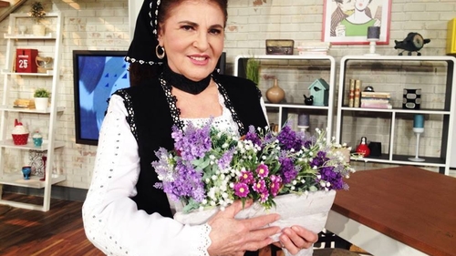 Irina Loghin dezvăluie secretul frumuseţii! Se ia singură la palme ca să scape de...