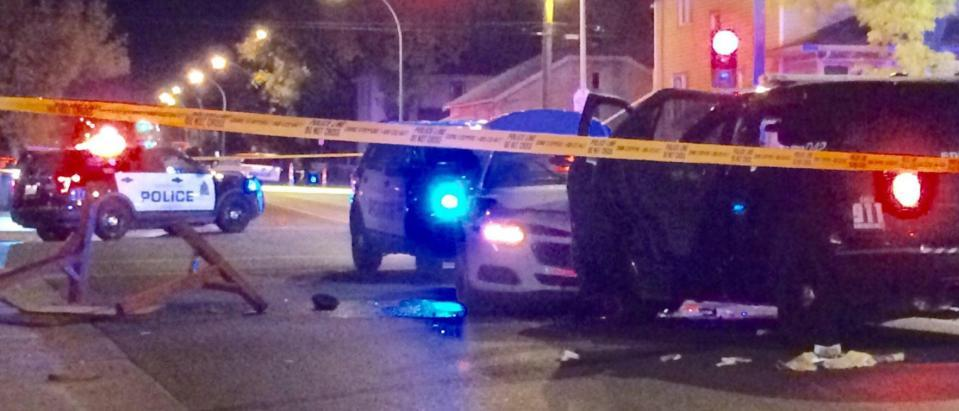 Atac terorist în Canada! A înjunghiat un poliţist, apoi a intrat cu camionul în mulţime!
