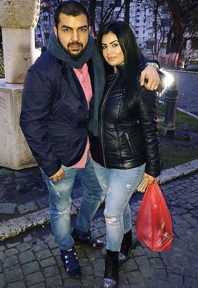 Cum arată soţia manelistului Cristi Mega! Se mândreşte cu ea peste tot