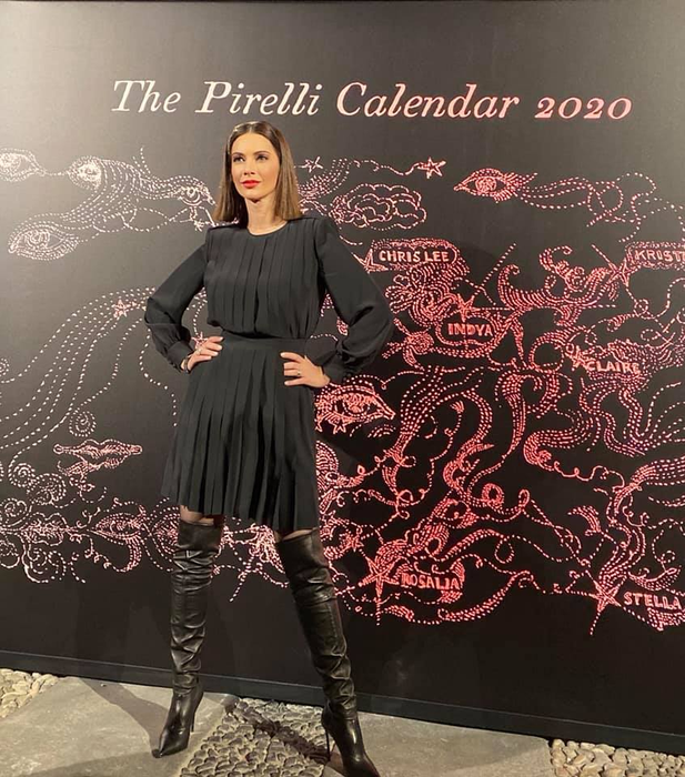 Andreea Berecleanu a pozat goală în cadă. Imaginea cu prezentatoarea Observatorului, pusă sub lupă de cârcotași
