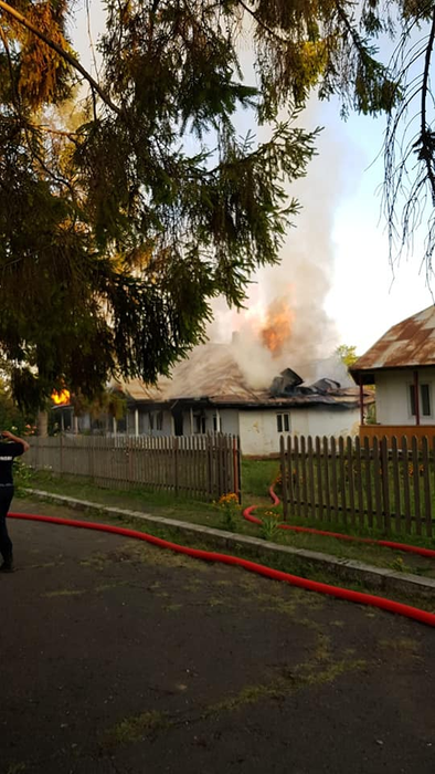 Incendiu la Mănăstirea Agafton din Botoșani. Flăcările au distrus multe bunuri