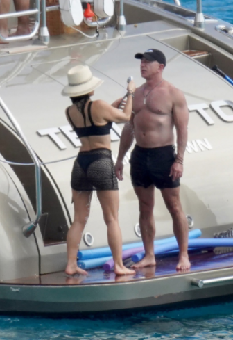 Imagini incendiare cu unul dintre cei mai bogați oameni ai lumii. Jeff Bezos, la bustul gol, cu iubita pe iaht în Caraibe