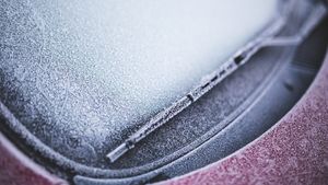 Cum dezgheți parbrizul mașinii în 5 pași simpli și cu puțină muncă. Trucurile de care ai nevoie