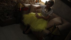Sore a imbracat o fustita de printesa la care si-a asortat un tricou cu mesaj. Vezi aici ce a vrut artista sa transmita!