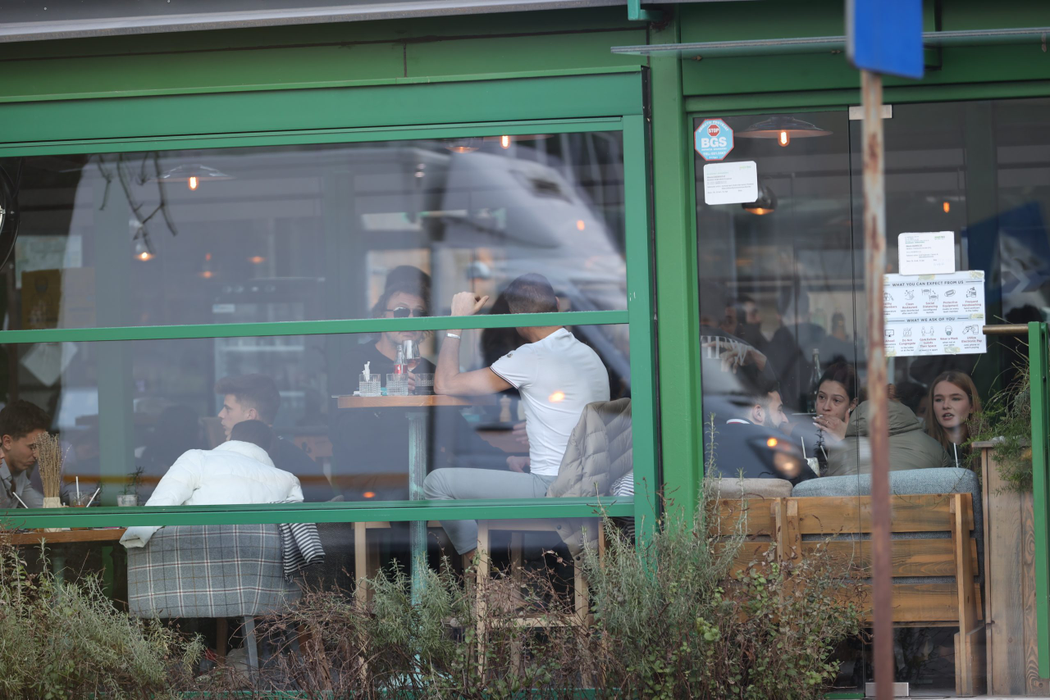 Cristian Boureanu a pus țara la cale, alături de un prieten, la un restaurant din Capitală