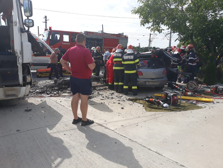 Accident sinistru în Hunedoara. Un tată a murit sub privirile fiului său de trei ani. Un stâlp s-a prăbușit peste mașina în care erau cei doi