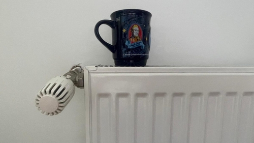 De ce trebuie să pui o cană cu apă pe calorifer iarna. Trucul la care apelează mulți oameni