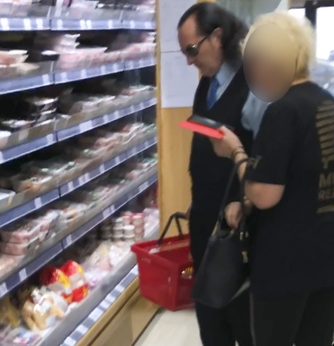 Luceafărul huilei și noua lui parteneră, la cumpărături