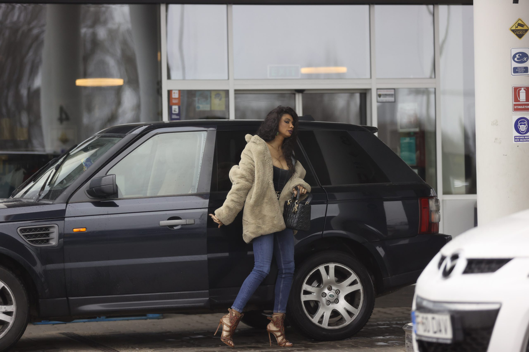 Laurette forțează vara cu un decolteu de infarct! Bustul imens al sexoasei mulatre d-abia mai intră în haine!