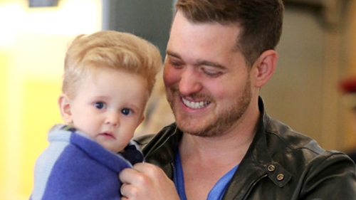 Cântăreţul Michael Bublé a devenit din nou tată, la doi ani după ce fiul său a fost diagnosticat cu cancer! Soția lui a născut o fetiță