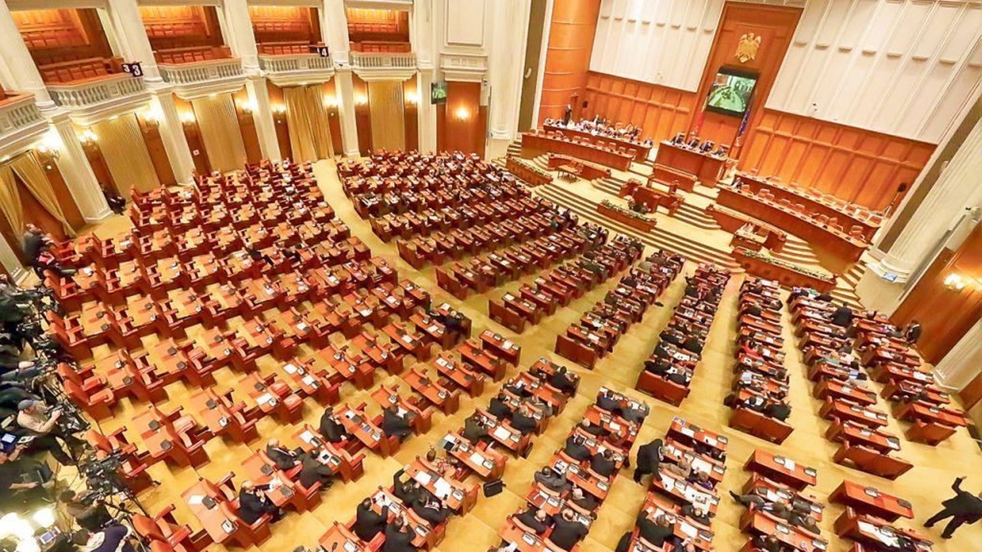 Un deputat anchetat pentru fapte de corupție s-a sinucis! S-a aruncat de pe fereastra casei