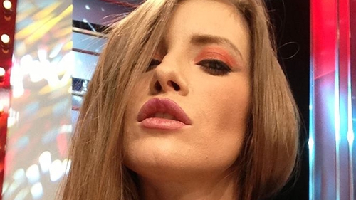 Iulia Albu a trecut la hainele de iarna. Nu o sa-ti vina sa crezi cum a putut sa iasa din casa! "Semeni cu iapa lui Zorro!"