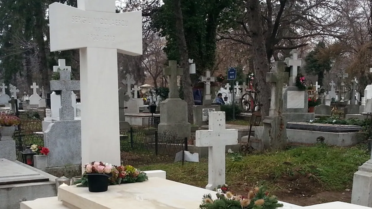 Urna cu cenusa lui Sergiu Nicolaescu, inhumata in secret la Bellu! Ce obiect bizar i-a lasat vaduva Dana pe mormant!
