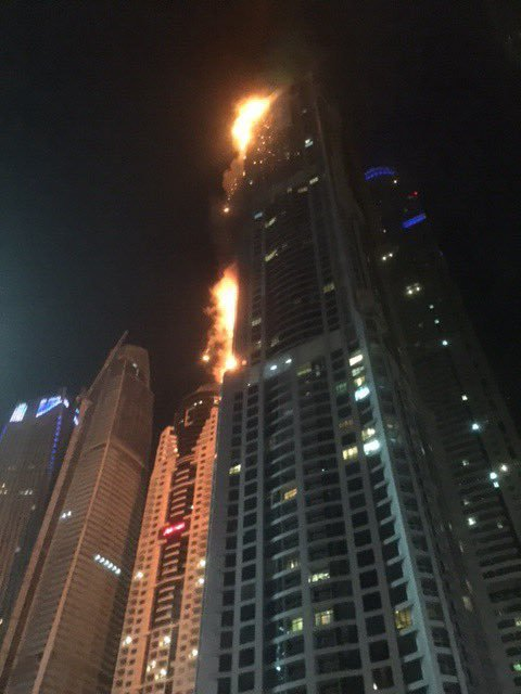Incendiu de proporţii în DUBAI! Unul dintre cei mai impresionanţi zgârie-nori a luat foc
