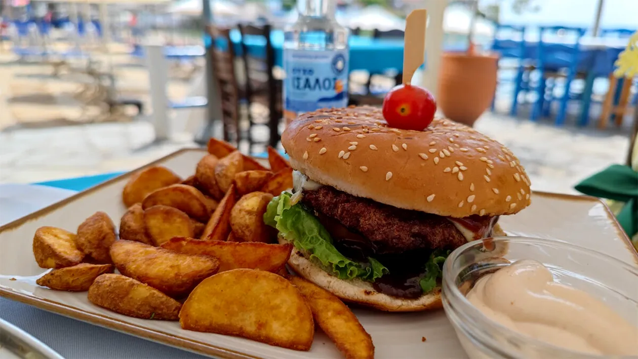 Câți euro a plătit un turist român pentru un burger cu cartofi prăjiți, într-un restaurant din Thasos