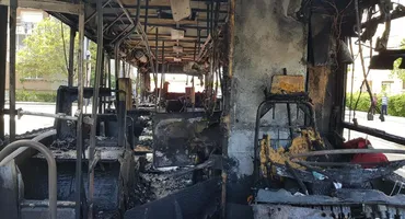 VIDEO. Un autobuz a luat foc și a explodat, în Arad, lângă un bloc. Mărturii exclusive