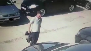 Un hoț a fost filmat în timp ce a furat dintr-o mașină lăsată descuiată într-o parcare din Suceava. Cu ce pradă a plecat